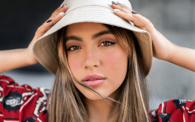 A woman in bucket hat and blonde hair